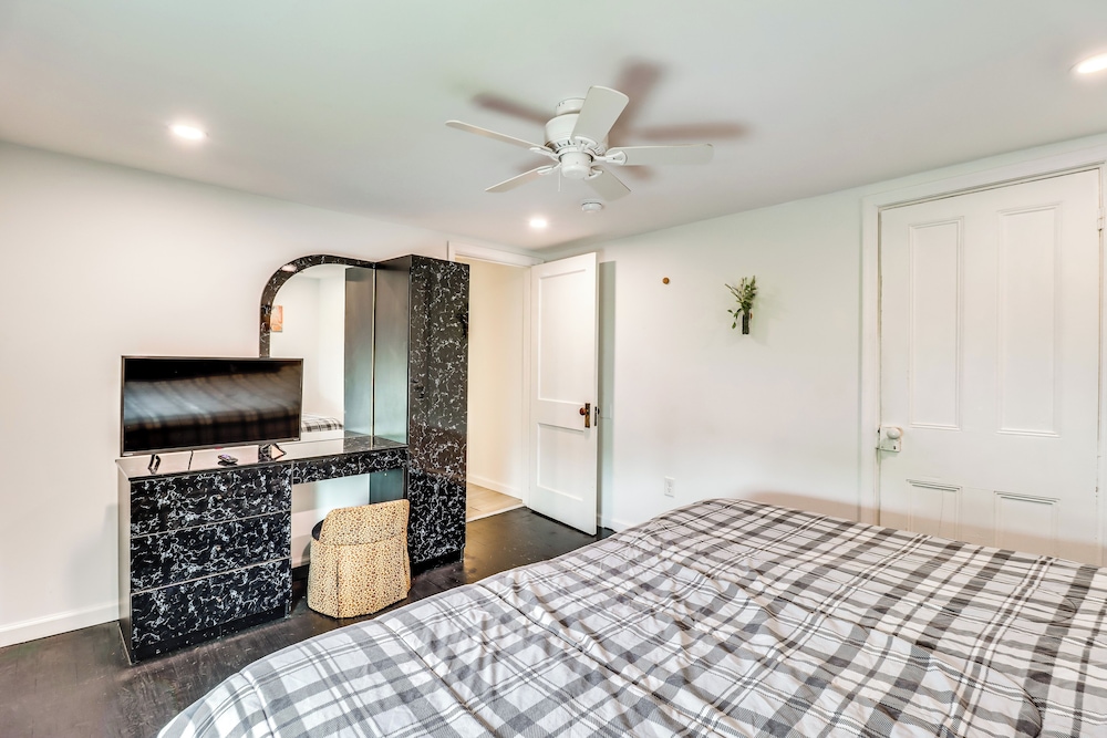 Ski, Hike & Fish: Pet-friendly Home in Saylorsburg