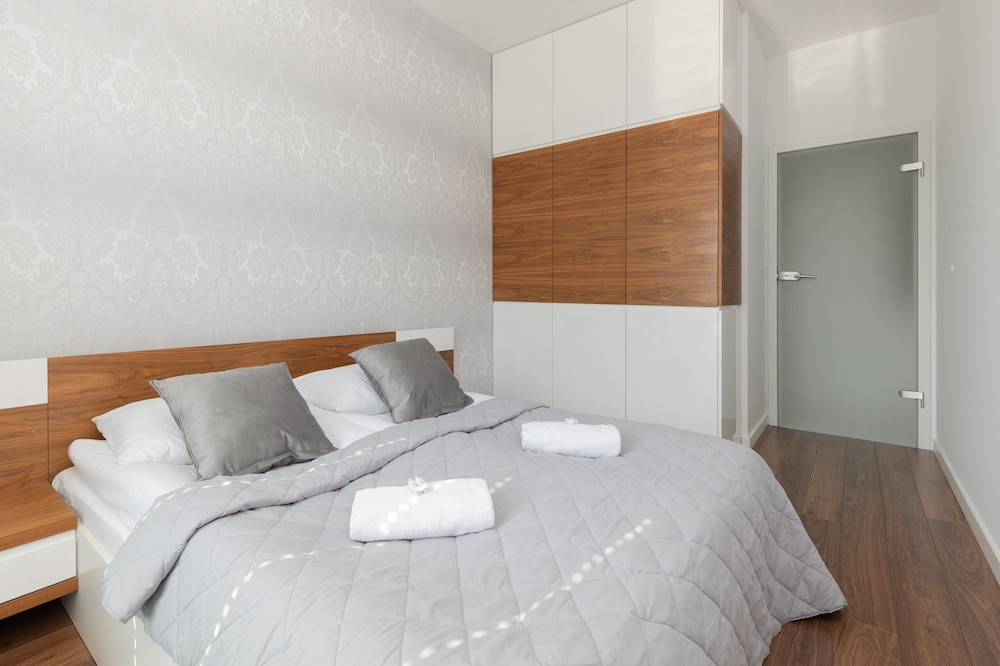Glamorous Apartment Wilanow by Renters view 4
