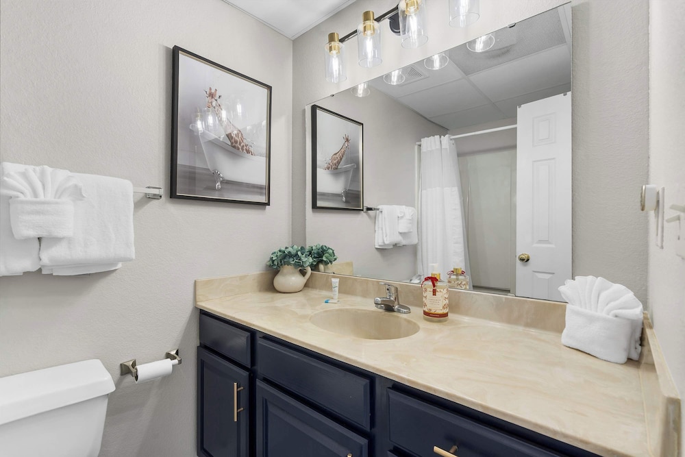 Little Dipper Cozy Condo for 6 w/ Resort-style Amenities