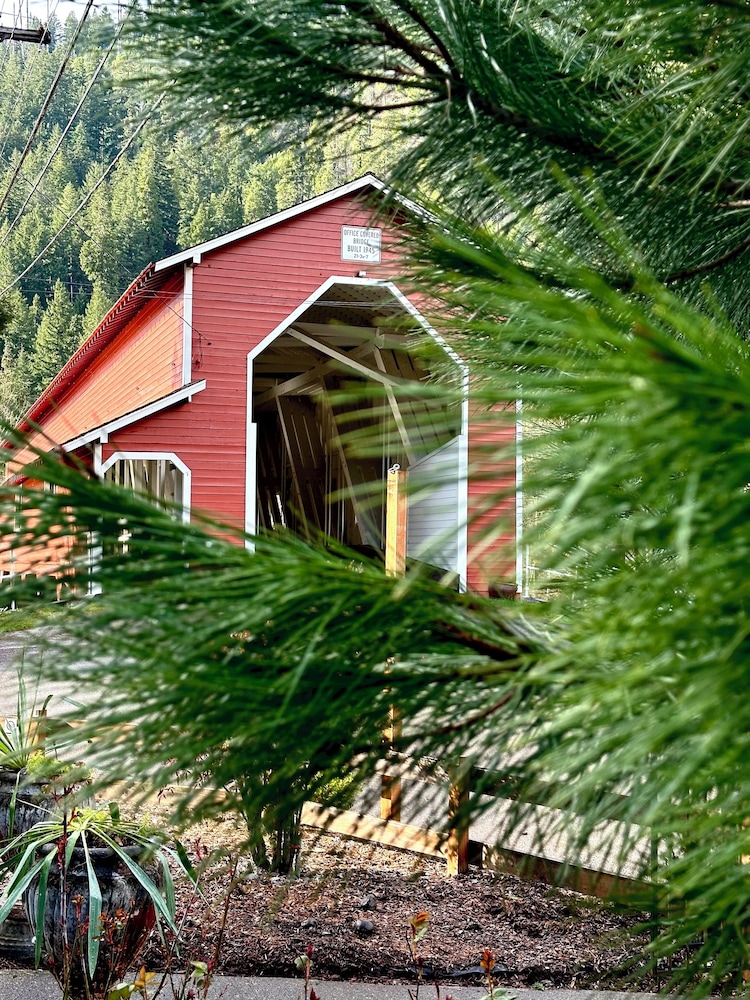 Westfir Lodge & Mountain Market