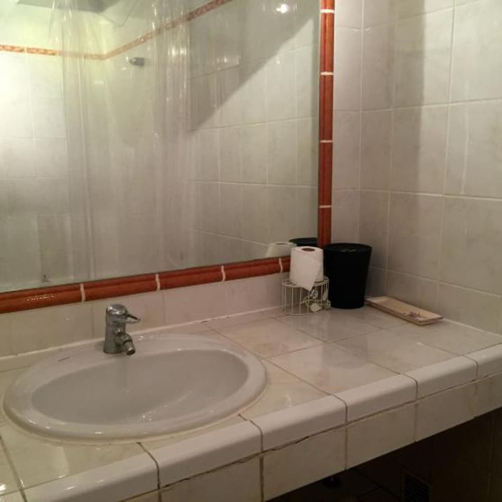 Pleasant 2 Bed Apartment in the Calm Palm Beach Area of Cannes With Beaches Nearby on all Sides - 1525