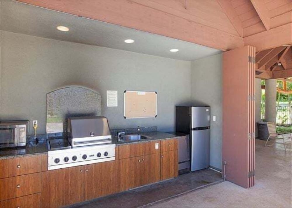 Walk to Restaurants/shopping - Excellent Golf Course Views - Private Beach Access - Vrkcv