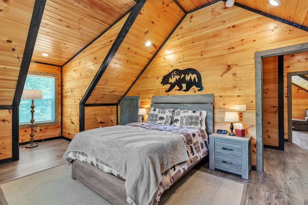 Black Bear Cabin Indoor Pool & Hot Tub Games 3 Bedroom Home by RedAwning view 4