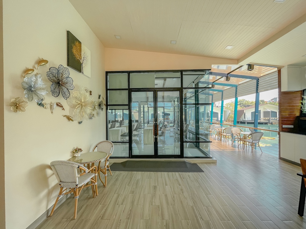 Boathouse Boutique Riverside