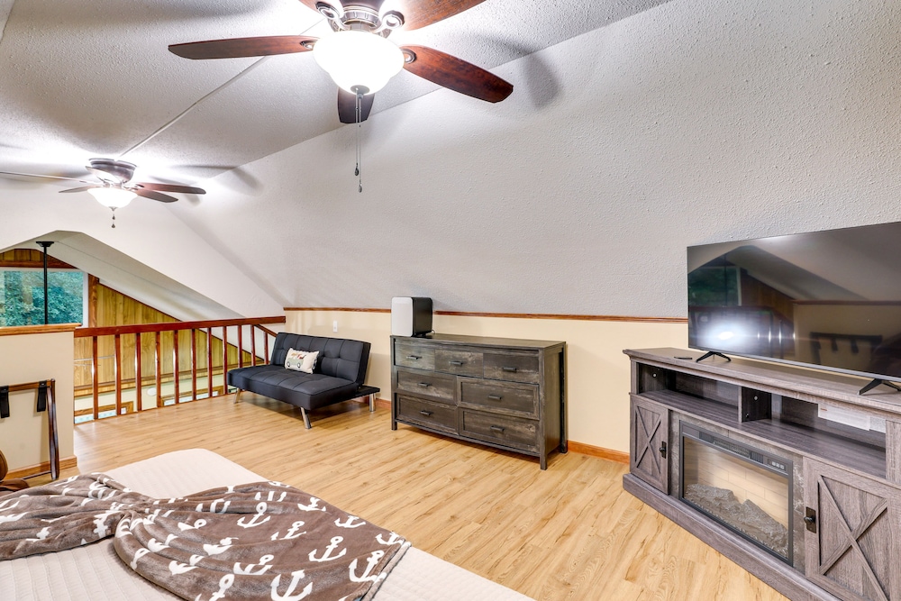 Multi-level Bonneau Cabin: Walk to Lake! view 4