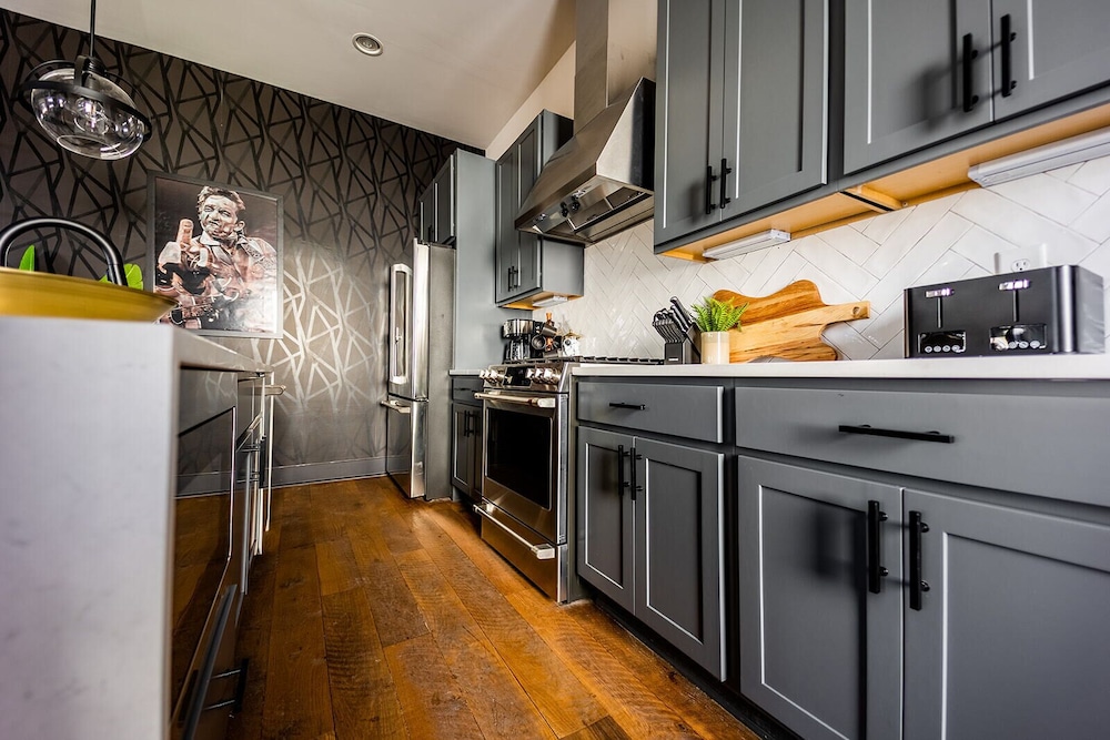 Heart of Gulch - 4 Min to Broadway - Designer Home