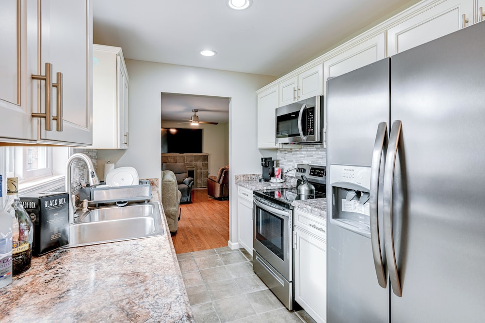 3 Mi to Dtwn Saginaw: Spacious & Updated Home!