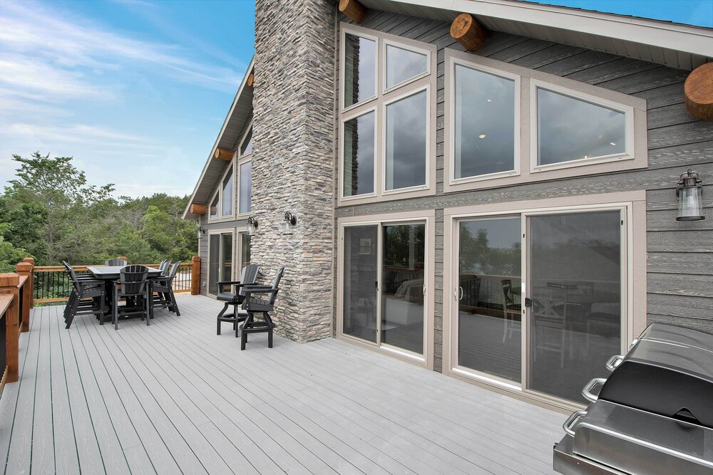 Lavish Retreat w/ Decks, Steps to Table Rock Lake! view 3