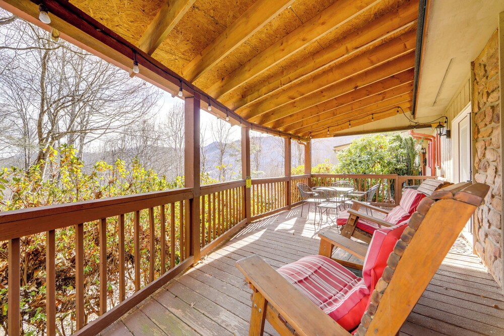 Walk to Golf Course, Mtn-view Maggie Valley Duplex