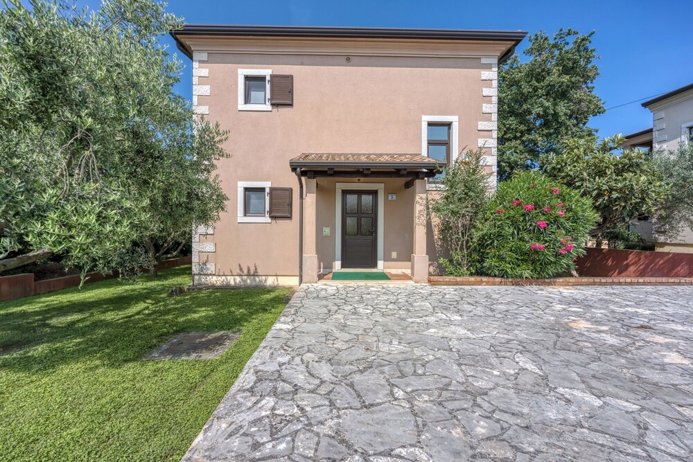 Villa Kristina With Pool