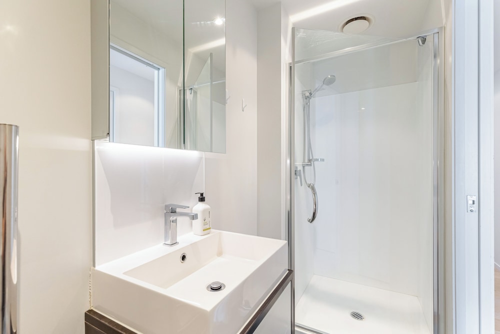 Pool, Gym & Modern 2BR Sky Tower View Zodiak Stays