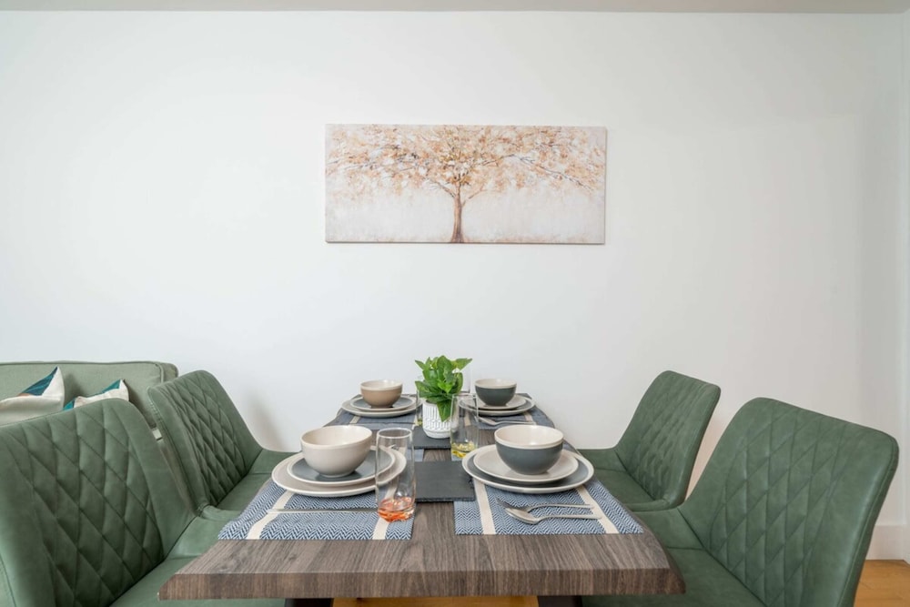 Stunning 3BD Flat, Parking, Sleeps Six, Near Park