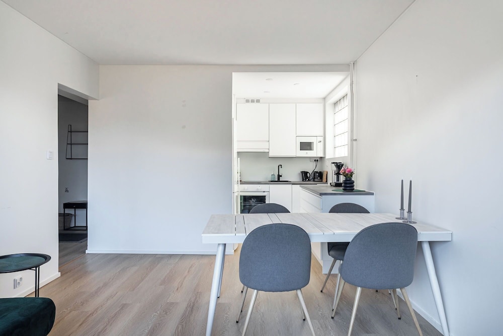 Central 1BR Apartment with Free Parking