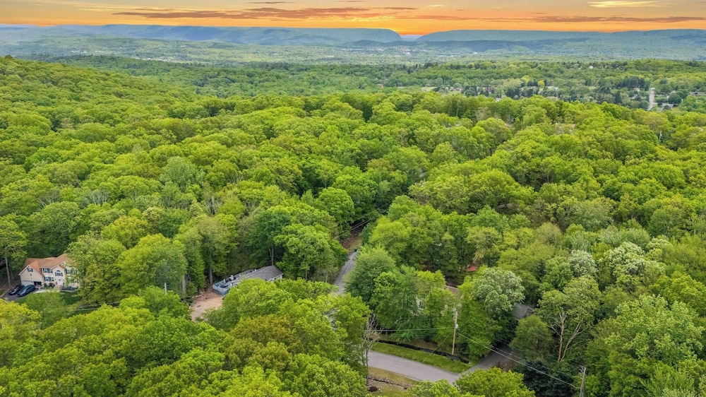 Stylish Mountain Retreat w/ Hot Tub & Firepit Penn Estate Getaway by Avantstay
