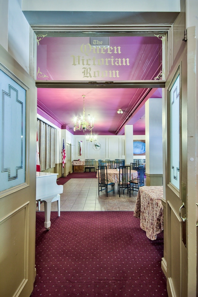 The Queen’s Cue, Stratford, A Tribute Portfolio Hotel