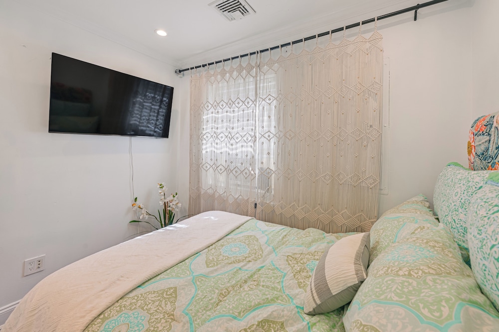 Walk to Ocean: Pet-friendly Home in Long Beach! view 2