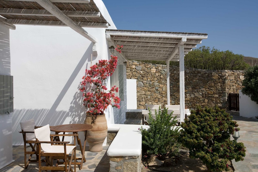 Yakinthos Residence