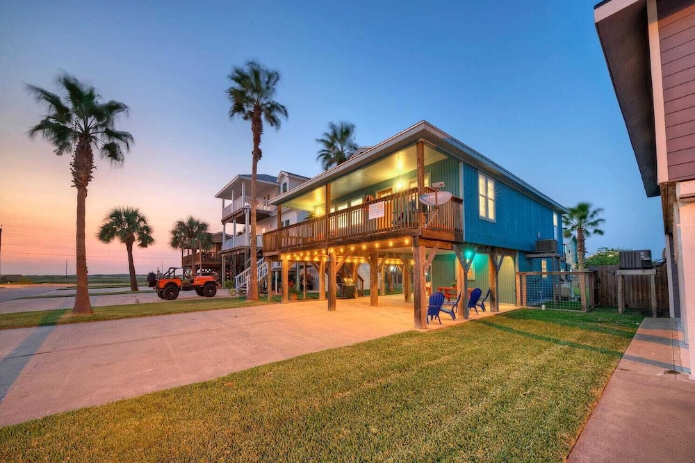 Sleeps 22 2 Homes w/ Private Pool, Game Room, Nature Views 7 BDR Avantstay