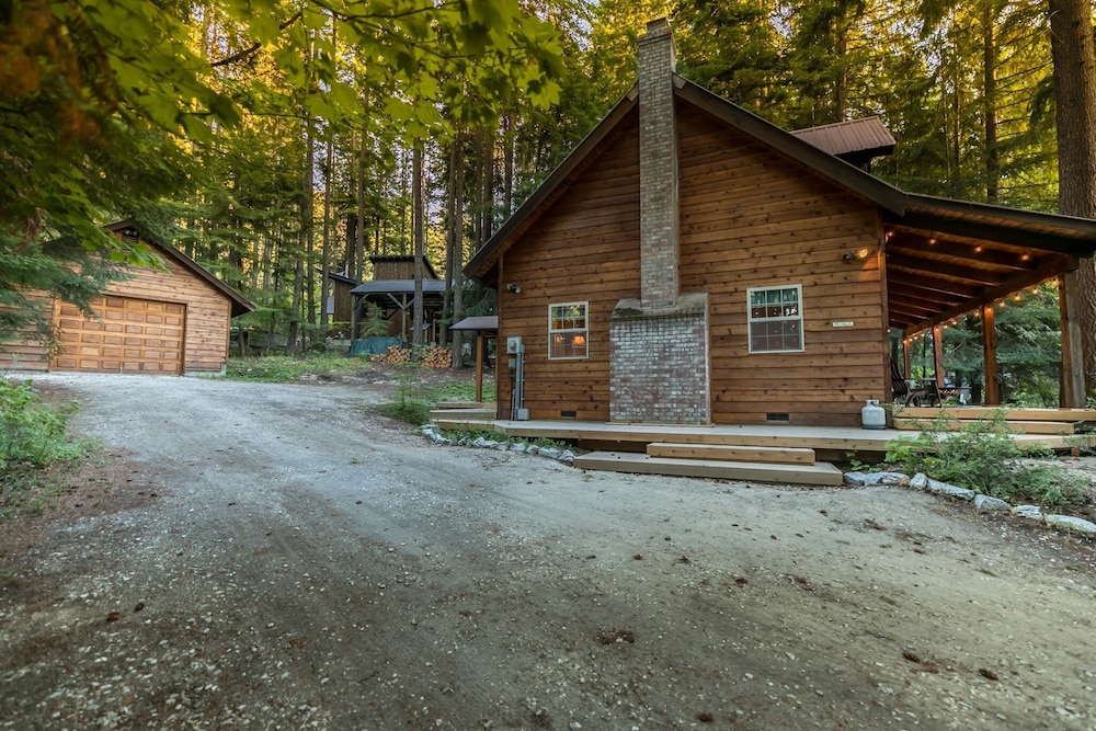 Chipmunk Lodge 2 Bedroom Home by NW Comfy Cabins by RedAwning view 4