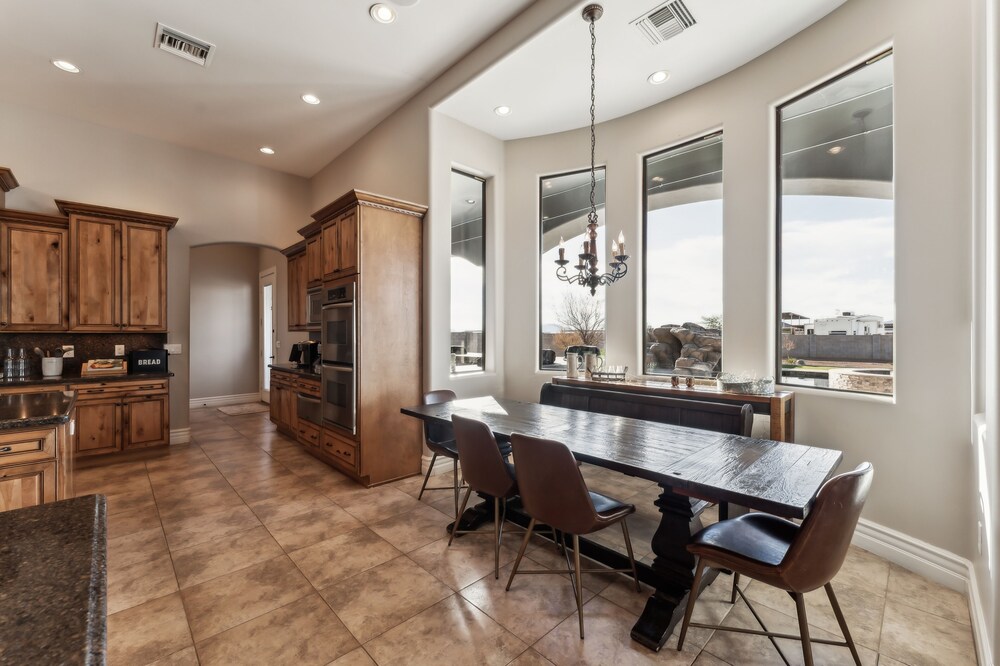 Luxury Home With Slide Pool/spa/movie Theatre 5 Bedroom Home