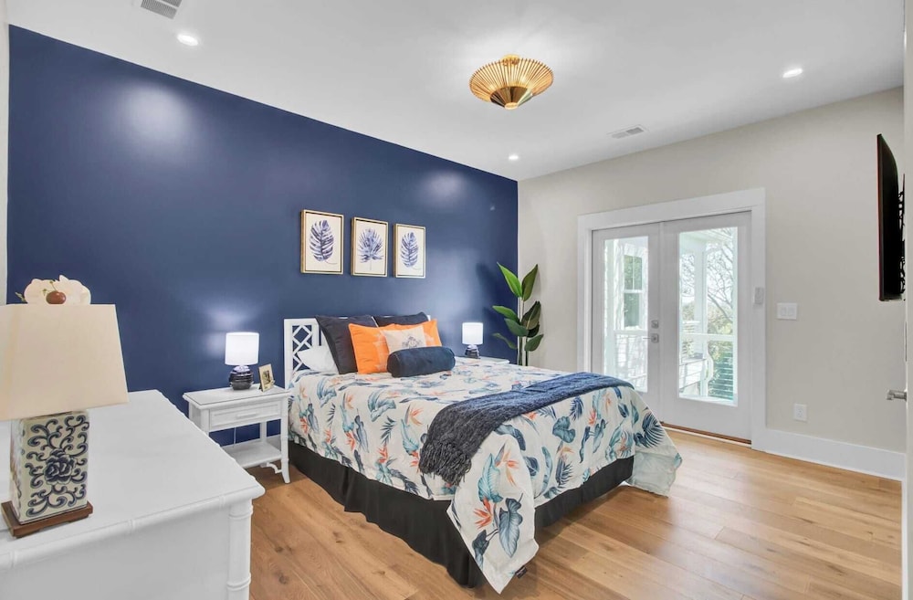 Walk to the Beach + Private Pool, Rooftop Terrace, Balcony 3602 Cameron