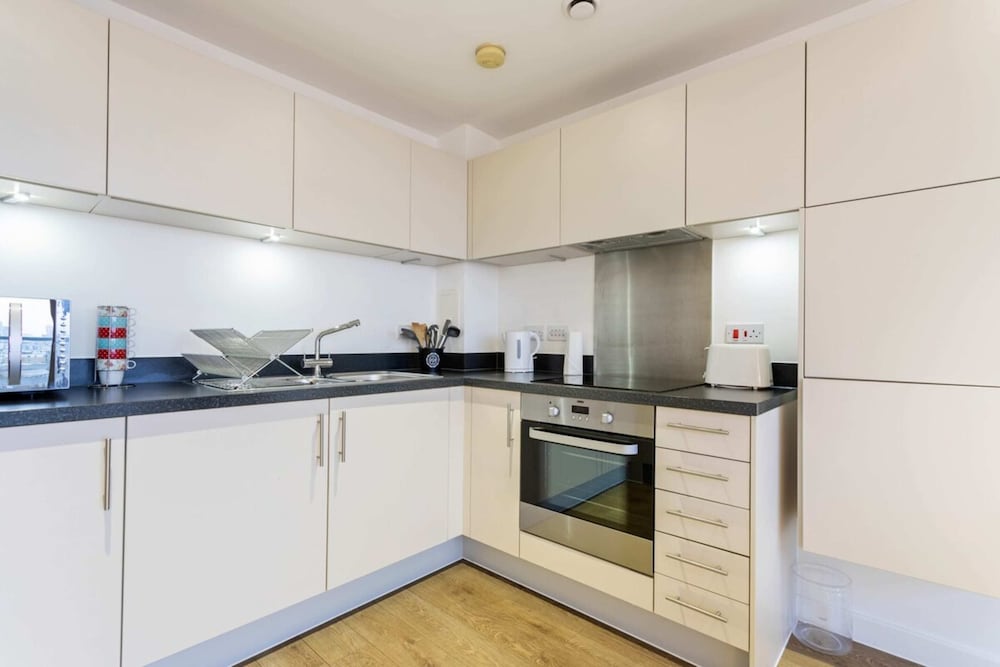 Modern 1 Bedroom Apartment Near Canary Wharf With Balcony