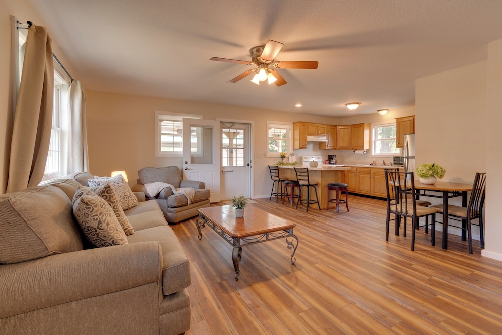 9 Mi to Effingham: Pet-friendly Rural Escape