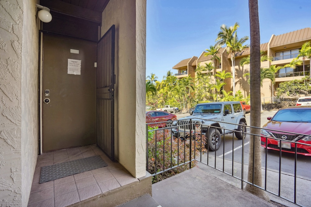 Airy Kailua-kona Condo < 1 Mi to Beach + Town