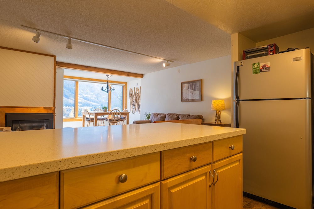Comfortable Cozy Condo - Short Walk to American Eagle Lift - SH402 by RedAwning