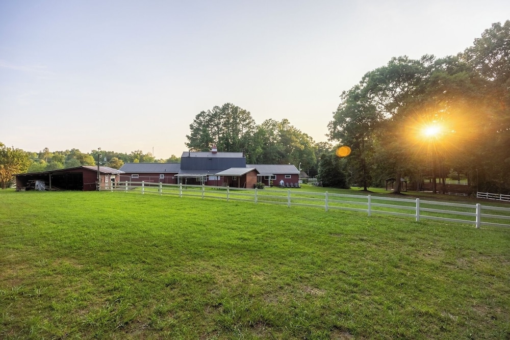 Pet-friendly 3BR Lake House Firepit & Pier