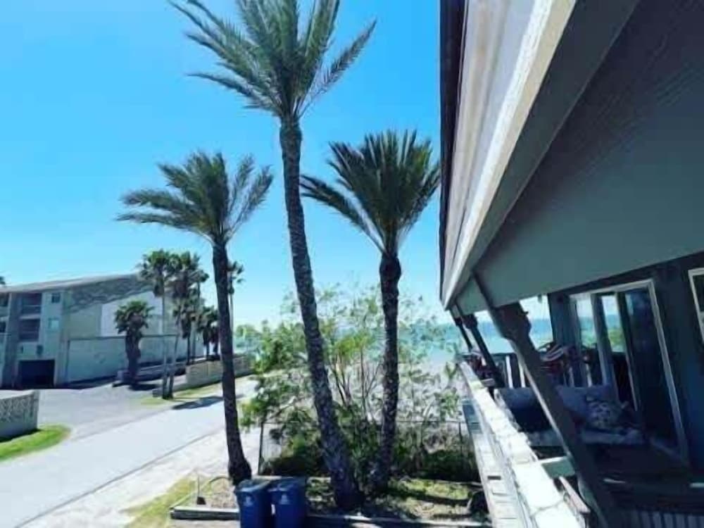 Madre Azul Bay House 3 Bedroom Home