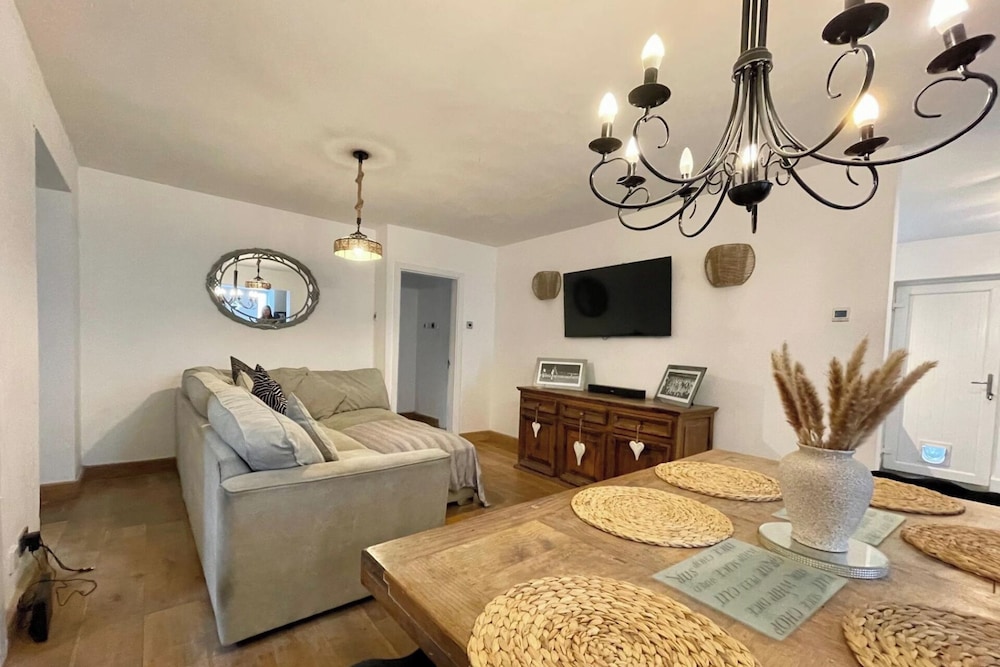 4 Bedroom House, Sleeps 8- Hot Tub, Pets, Parking
