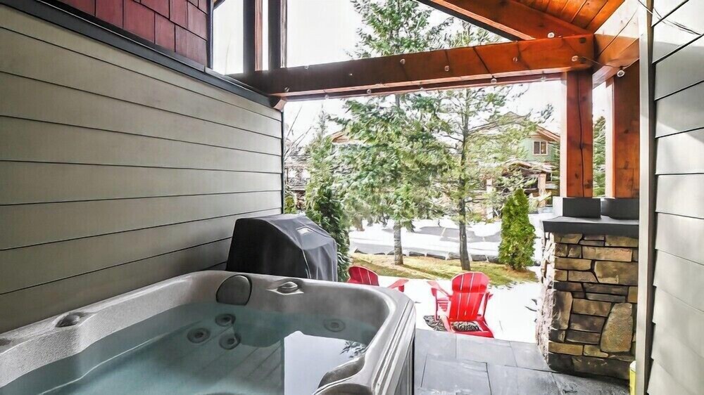 Pinnacle Ridge Chalets by Fernie Lodging