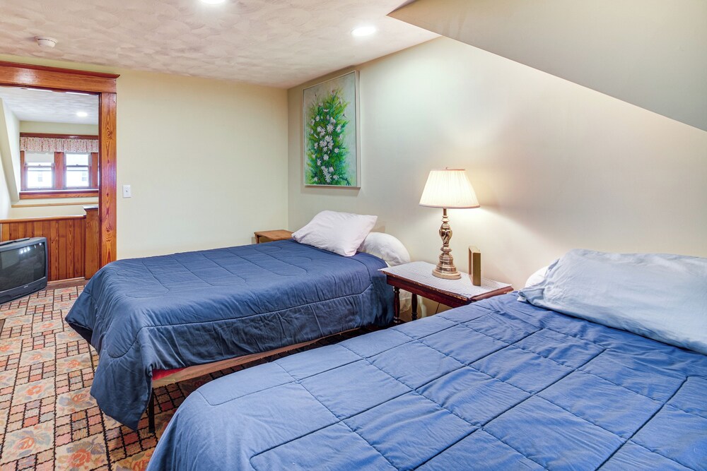 2 Mi to Lake Erie: Spacious Retreat Near Cafes!