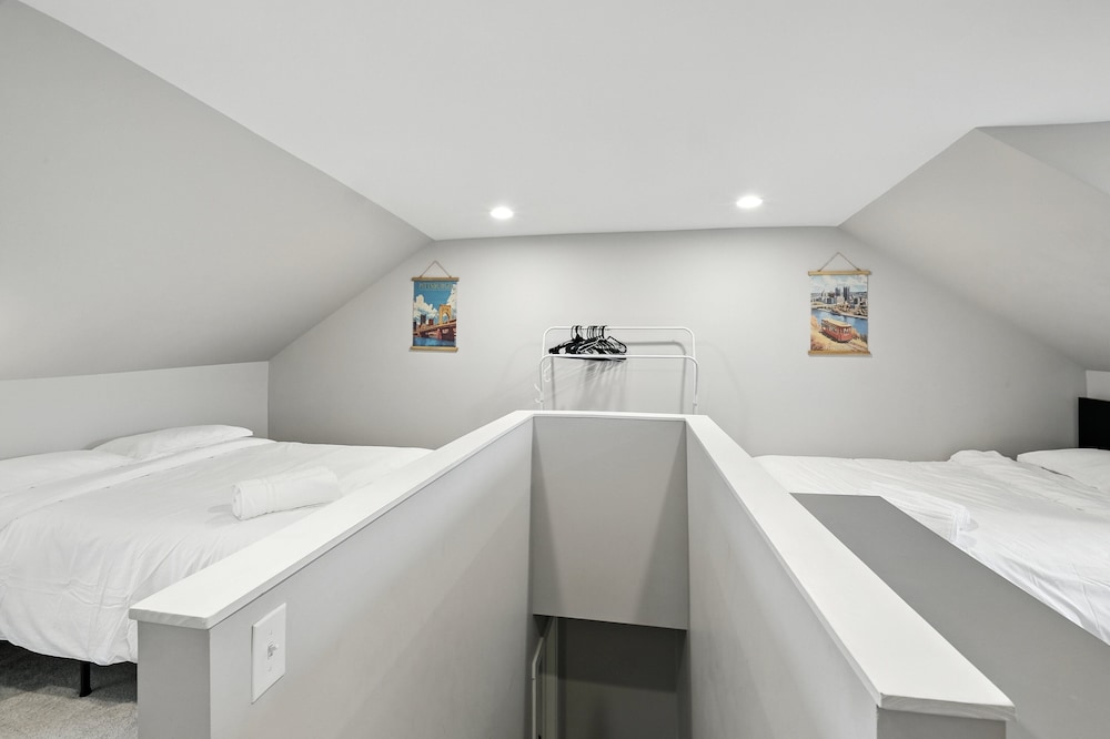 Cozy Historic Row Home- Near Stadiums! 3 Bedroom Home