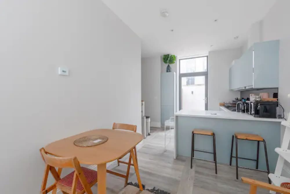Chic 1BD Flat W/patio - 2 Mins From Baron's Court!