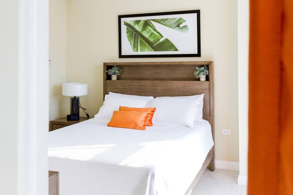 Suite Tangerine Classy Conveniently Located