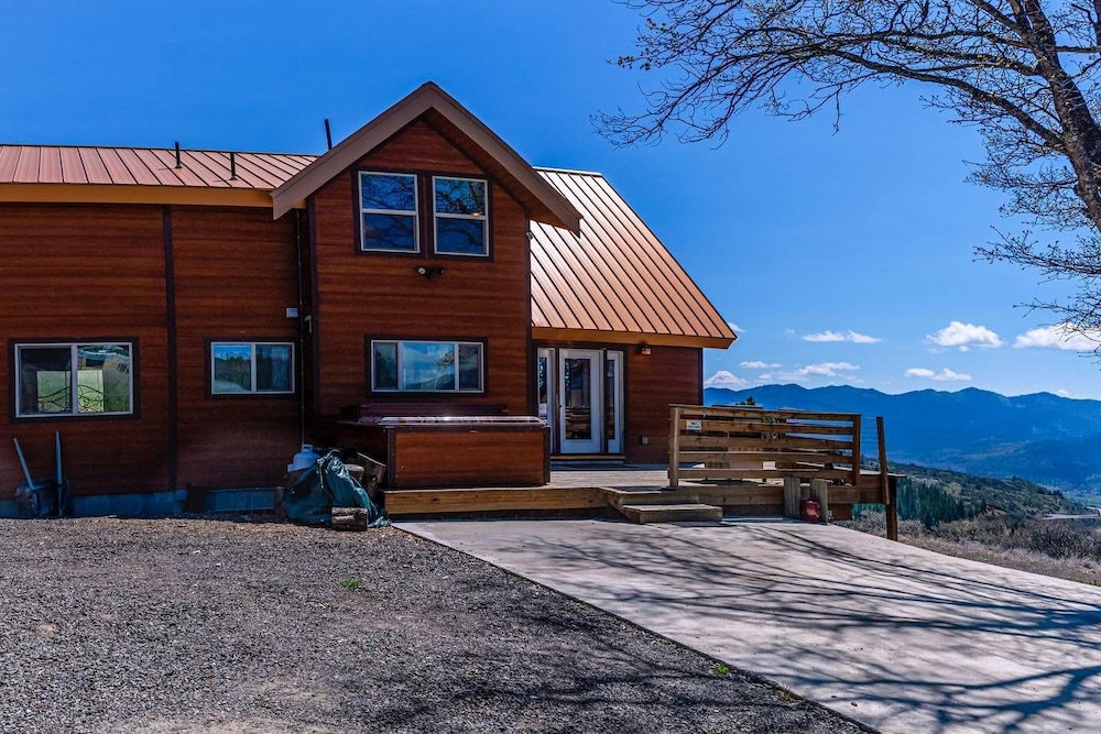 Sunset Chalet - 2600 Sq.ft. Multi-seasonal Retreat