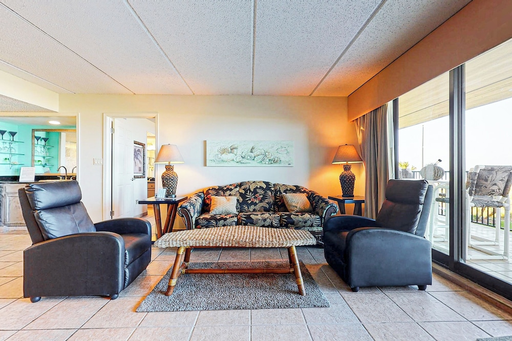 Gulf-view 3BR w/ Gourmet Kitchen, Tennis & Pools