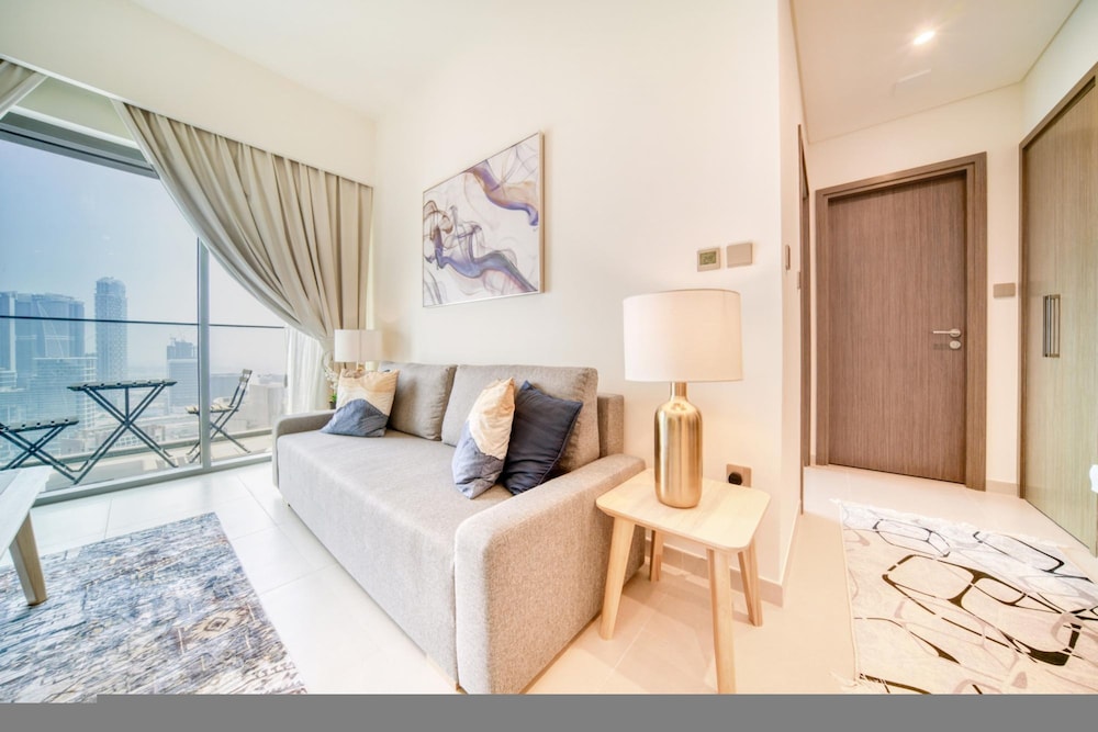 City Lights and Luxury Living Close to Dubai Mall