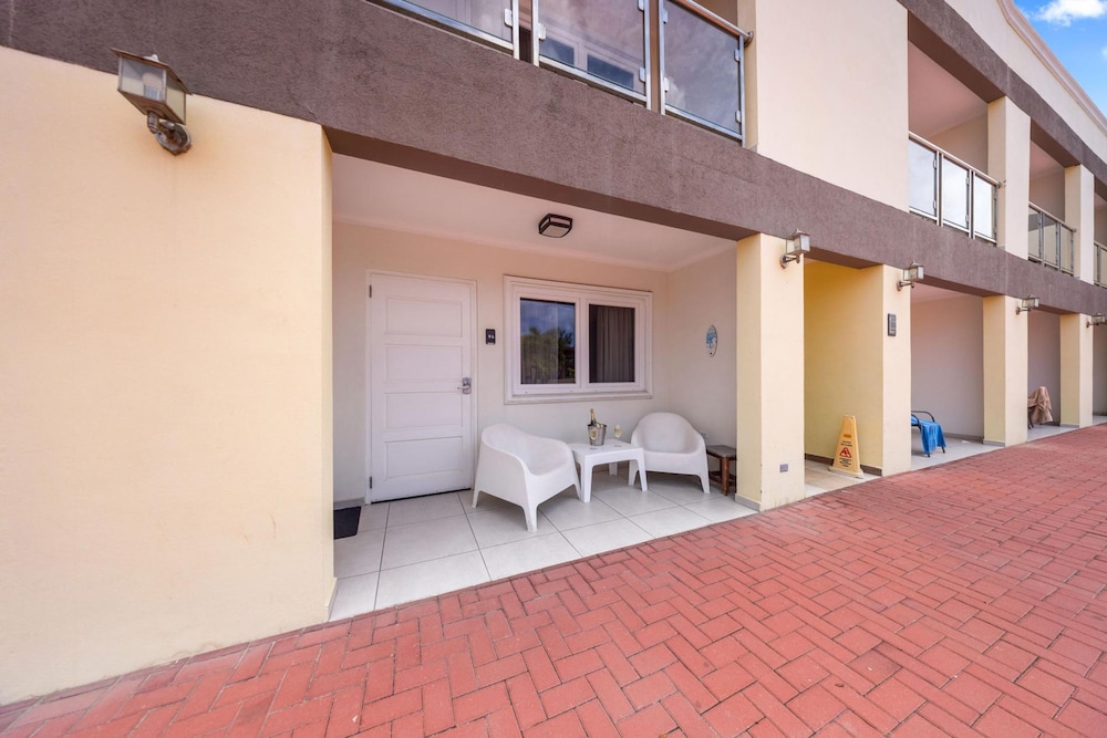 Cozy Bliss Condo w Pool Steps From Eagle Beach