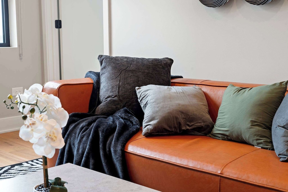 Edgewater Gem Stylish 2BR Apartment Near Lake