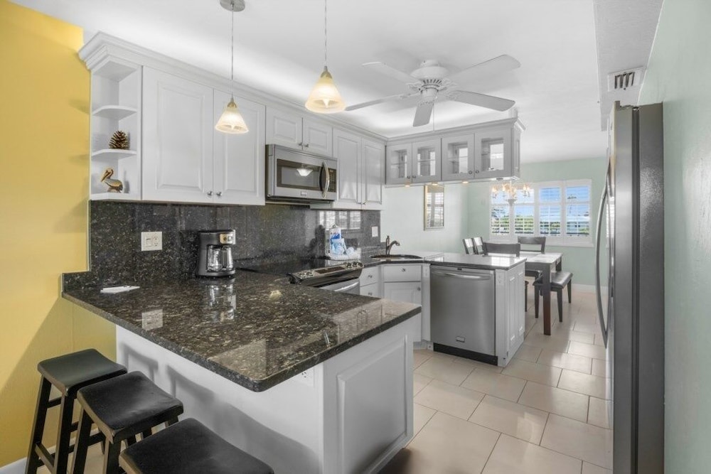 Sandpebble 3f 2 Bedroom Condo