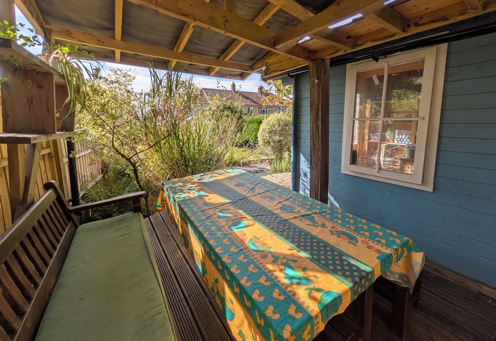 Cherry View House. 3-beds - Sleeps up to 8, Garden & Parking. Short Stays of all Types Welcome