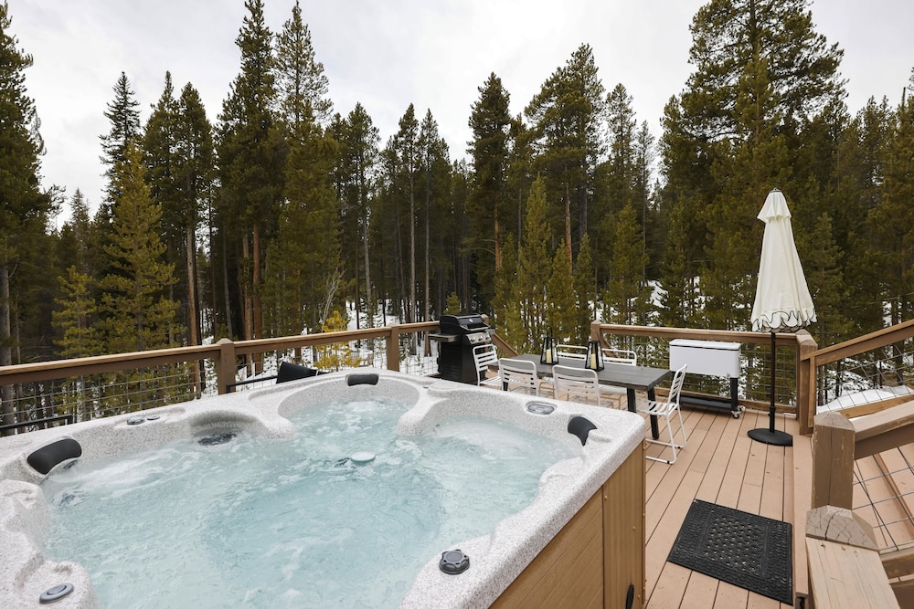 Treehouse by Avantstay Secluded Mountain Cabin w Views Hot Tub Treehouse