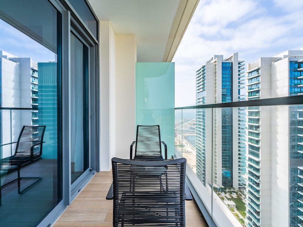 Sea-Front Unique Retreat With Balcony in Marina