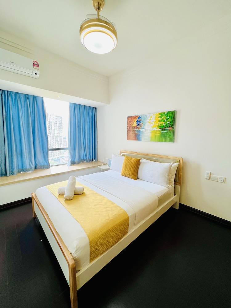 R&F PRINCESS COVE BY HOMEFORT SUITES