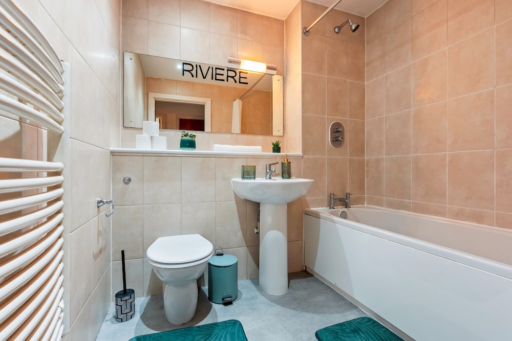 1 Bed Apartment Sleeps 5 - Balcony - Wifi & Tv