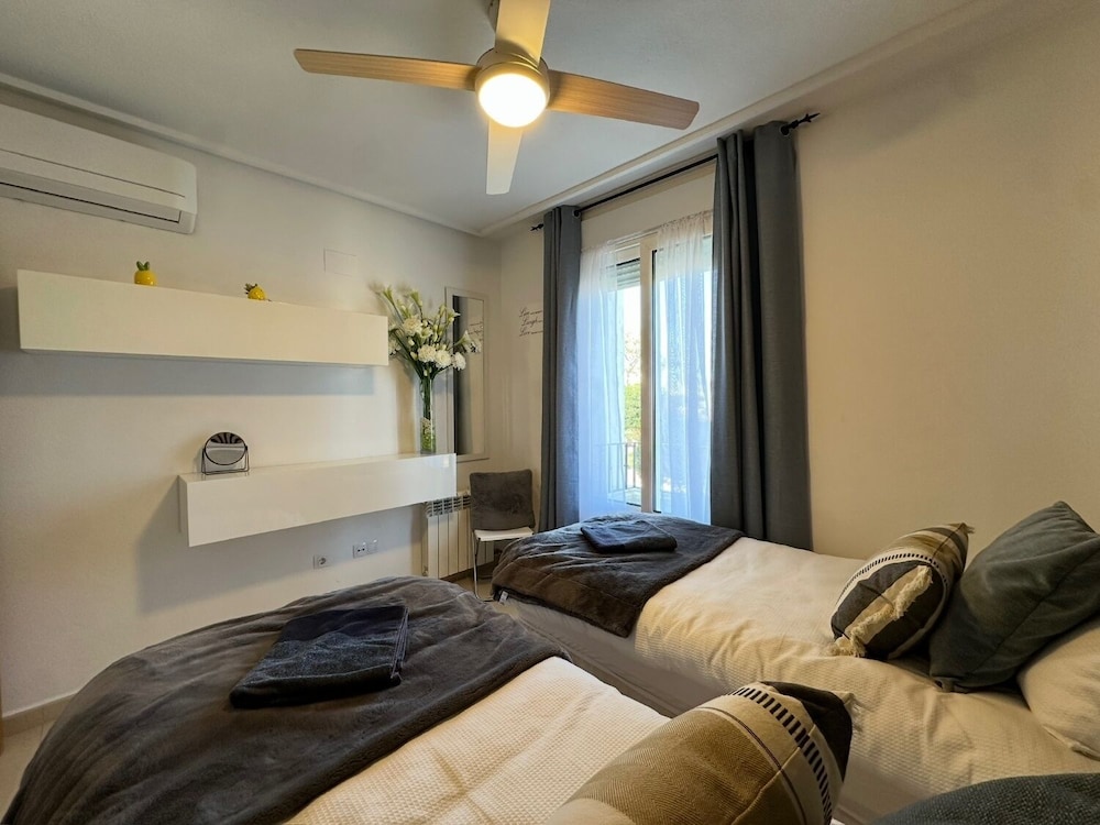 Golf Resort - Apartment - Sleeps4 - Pool - Parking