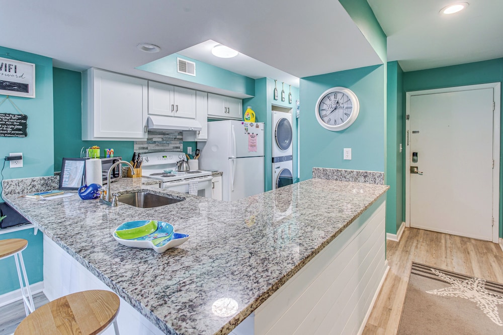 Walk to Ocean: Condo w/ 2 Pools in Myrtle Beach